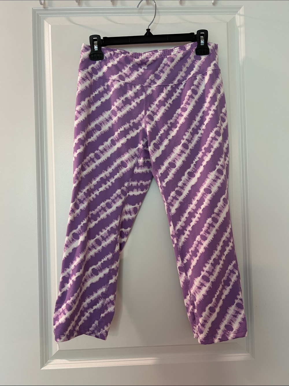 SOYBU Purple and White Tie-Dye Capri Leggings